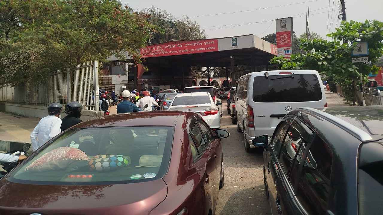 দাম বৃদ্ধির আতঙ্কে পেট্রোল পাম্পগুলোতে উপচে পড়া ভিড়