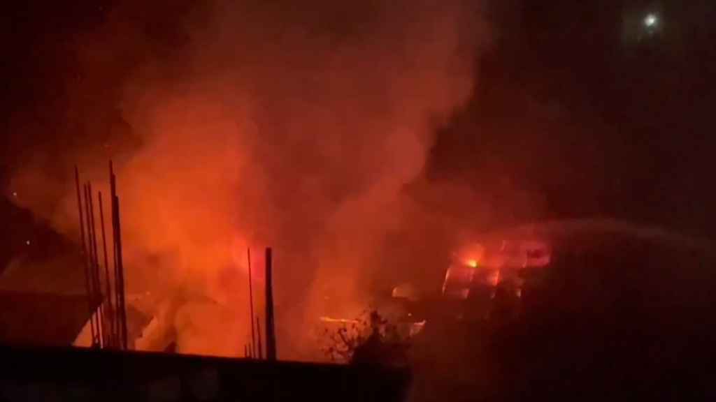 গাজীপুরে মধ্যরাতে লাগা আগুনে পুড়ল ১২ দোকান