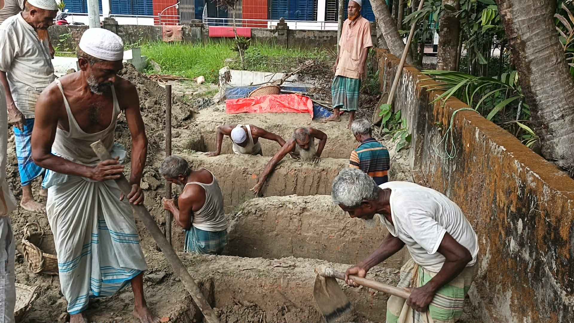 ‘এই প্রথম একসঙ্গে ৪ কবরে খুঁড়তে দেখলাম’