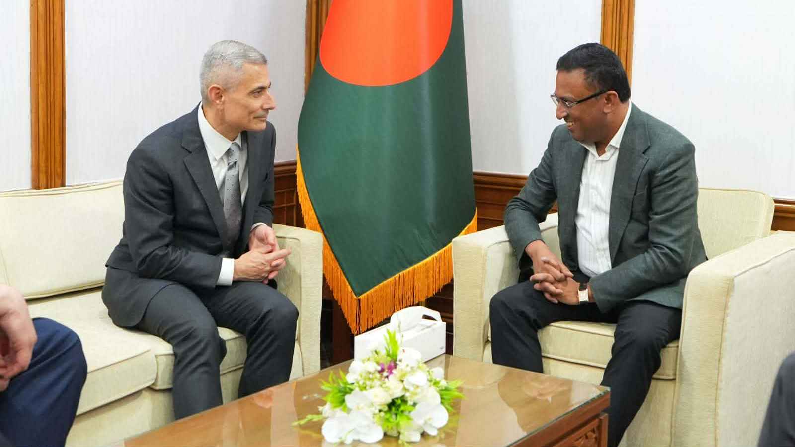 বাংলাদেশ-যুক্তরাষ্ট্র সম্পর্ক আরও এগিয়ে নেওয়ার কথা বললেন পল কাপুর