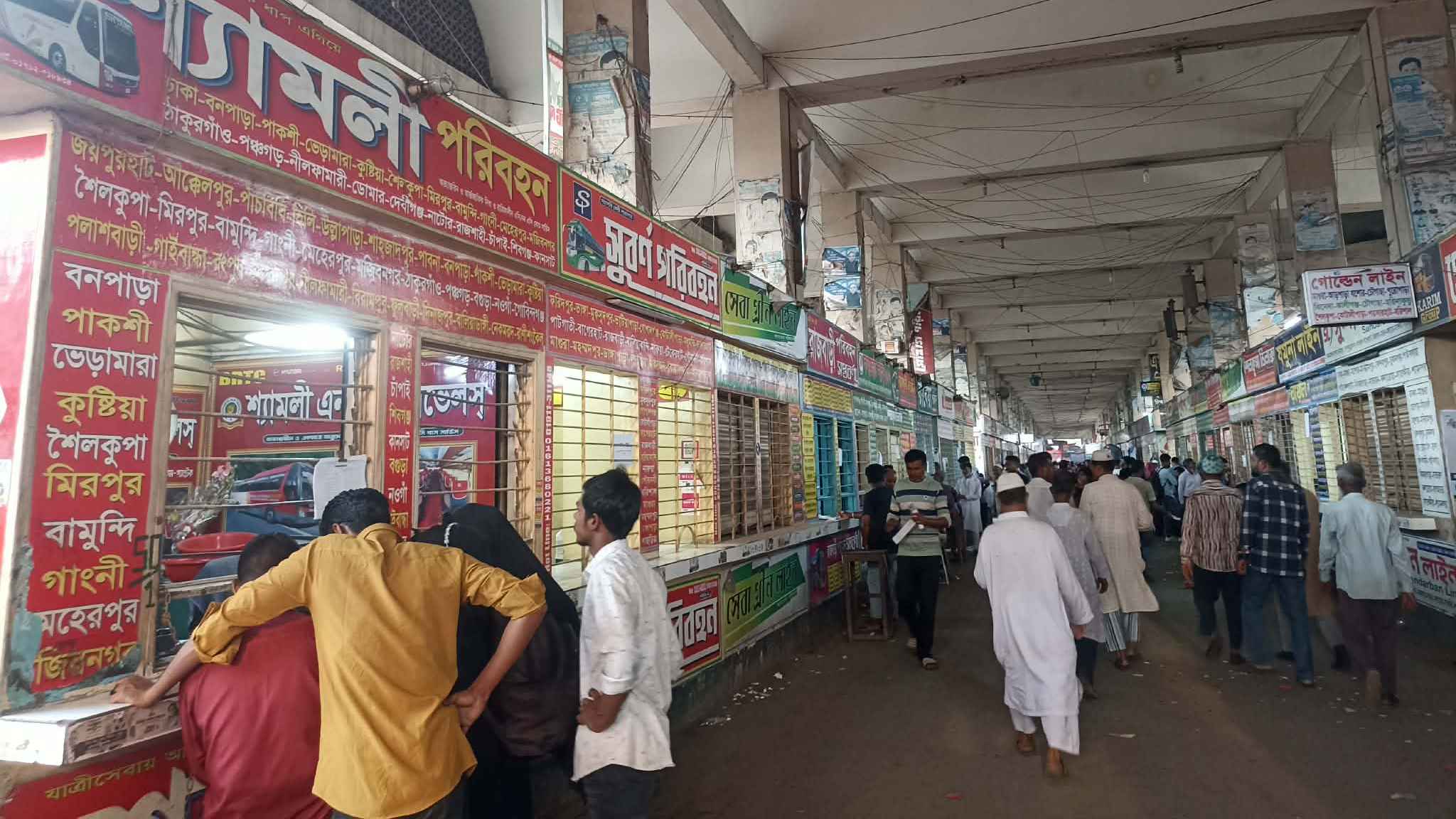 ঈদযাত্রায় গাবতলীতে ভিড় বাড়ছে