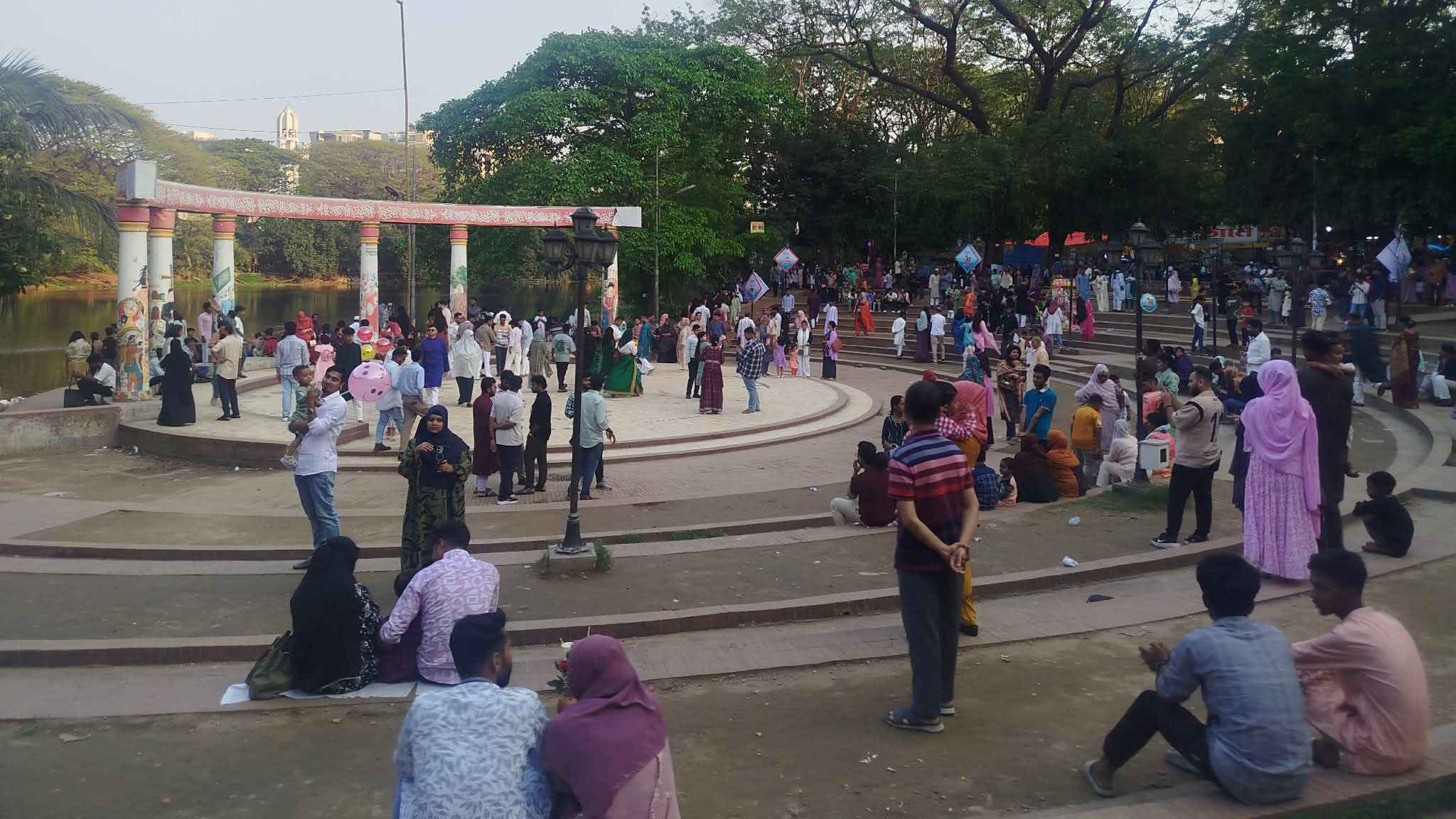 ধানমন্ডি লেকে দর্শনার্থীদের চাপ