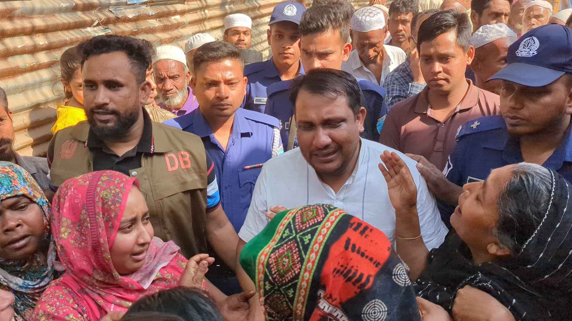 রাজবাড়ীতে বাবার জানাজায় অংশ নিতে যাবজ্জীবন আসামীর প্যারোলে মুক্তি