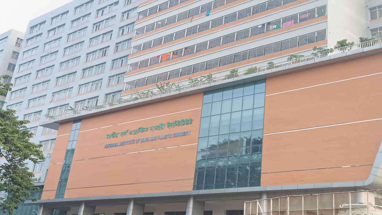 উত্তরায় গ্যাস লিকেজ থেকে বিস্ফোরণ, অন্তঃসত্ত্বা নারীসহ দগ্ধ ১০