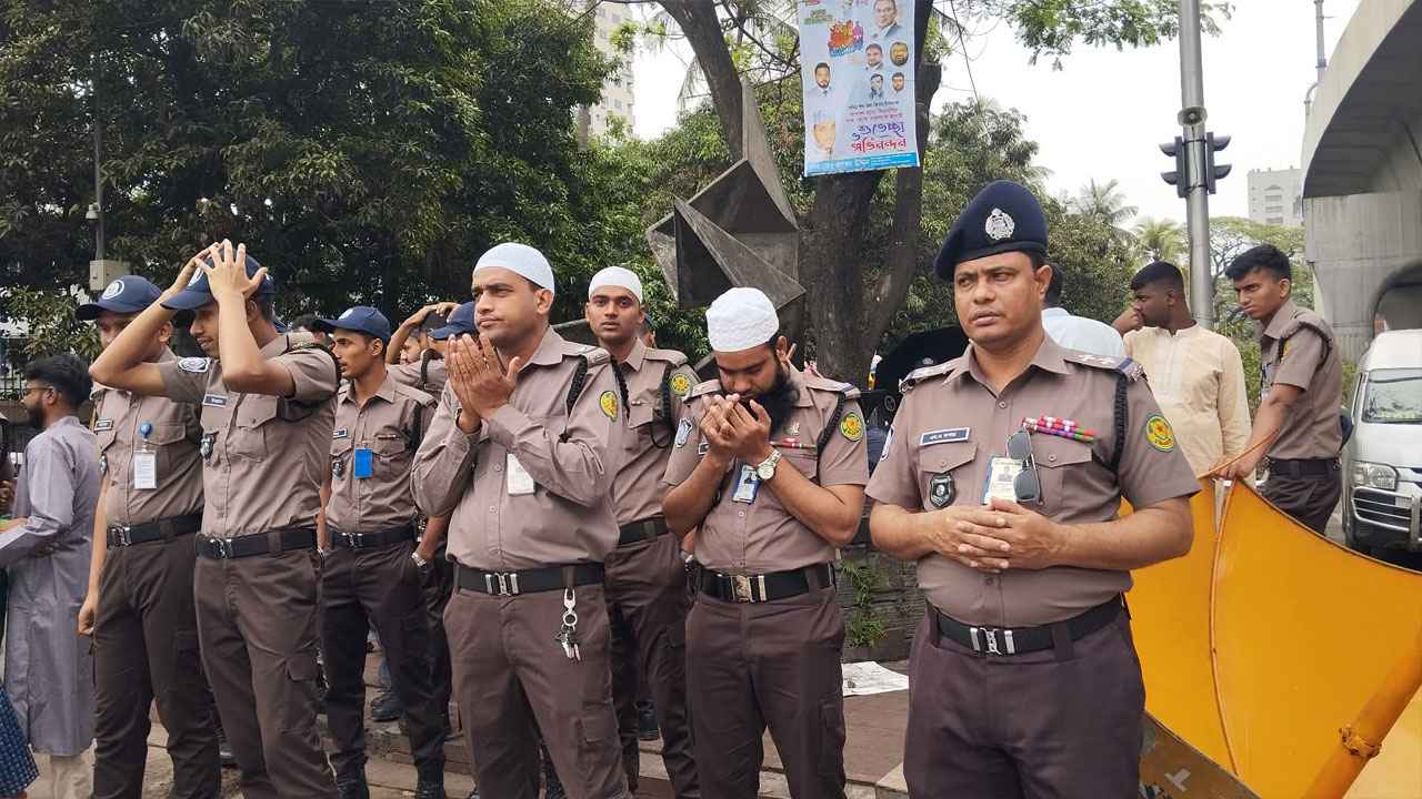 নামাজ পড়তে না পারলেও মোনাজাতে অংশ নিলেন পুলিশ সদস্যরা