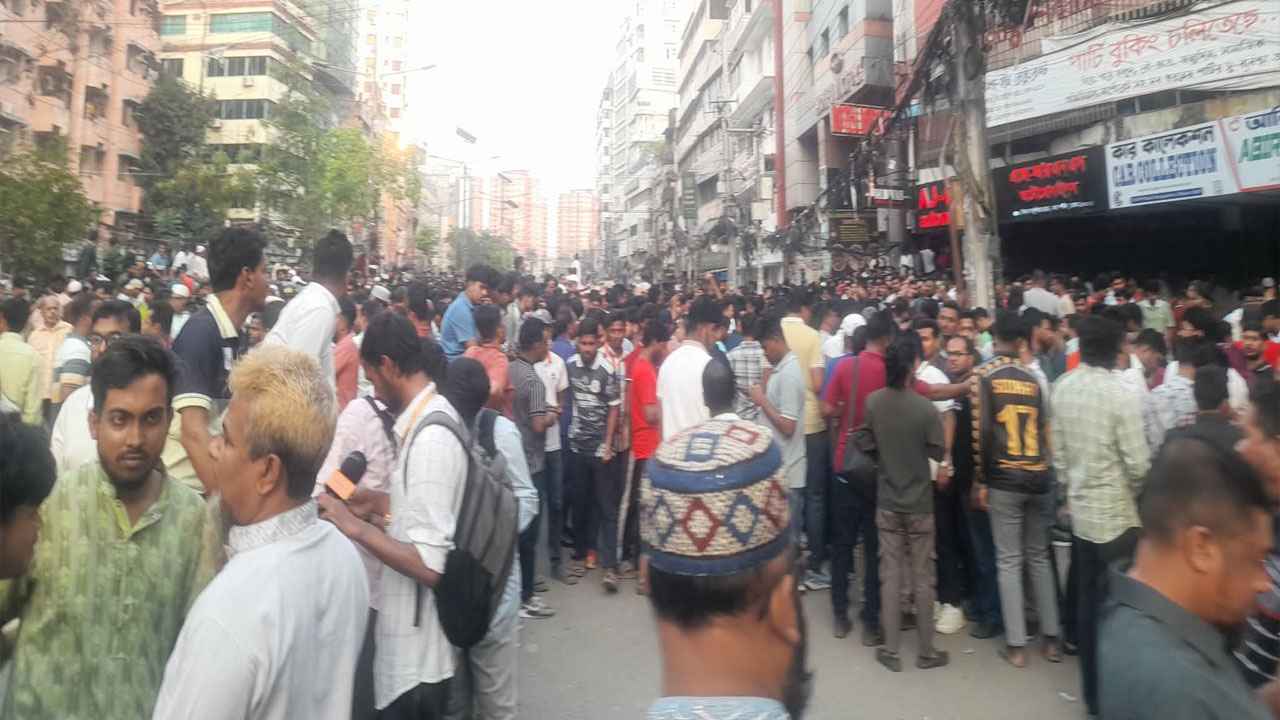 নয়াপল্টনে তারেক রহমানের অপেক্ষায় নেতাকর্মীরা