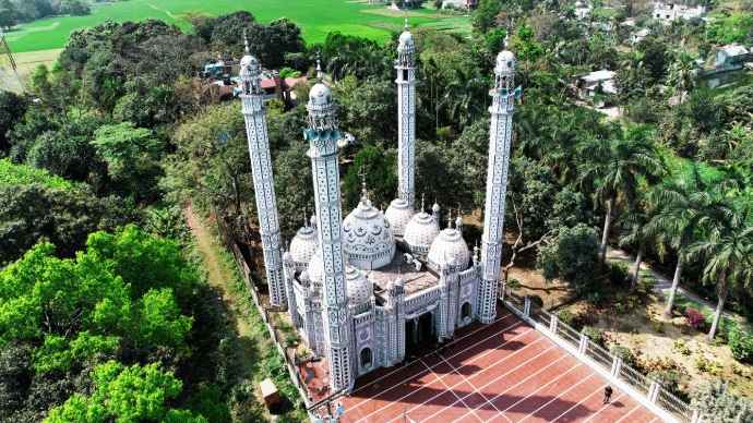 আধুনিক ও প্রাচীন নির্মাণ শৈলীর অপূর্ব নিদর্শন কুমিল্লার ৭ গম্বুজ মসজিদ