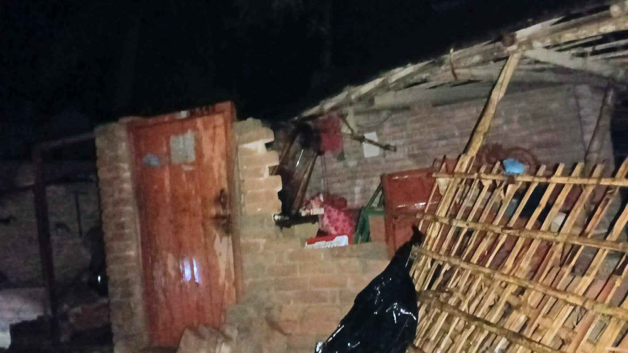 চুয়াডাঙ্গার আলমডাঙ্গায় টর্নেডোর তাণ্ডবে দুটি গ্রাম লন্ডভন্ড, নিহত ১