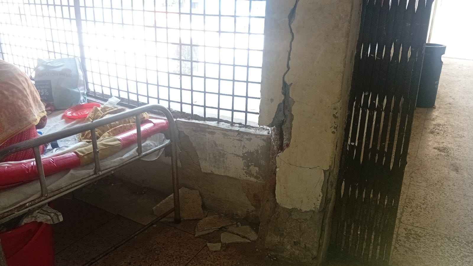 বরগুনা উপজেলা স্বাস্থ্য কমপ্লেক্সে বিম ধস, হাসপাতাল ছাড়লেন রোগীরা