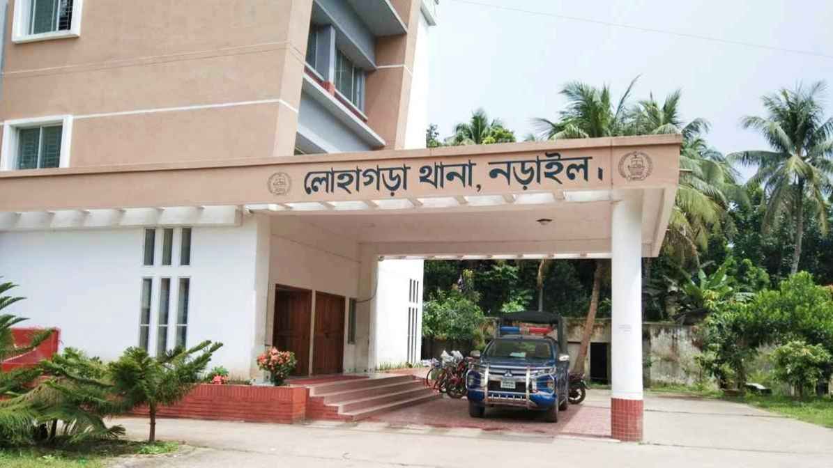 নড়াইলে গৃহবধূর ঝুলন্ত মরদেহ উদ্ধার, পা ছিল শিকলে বাঁধা