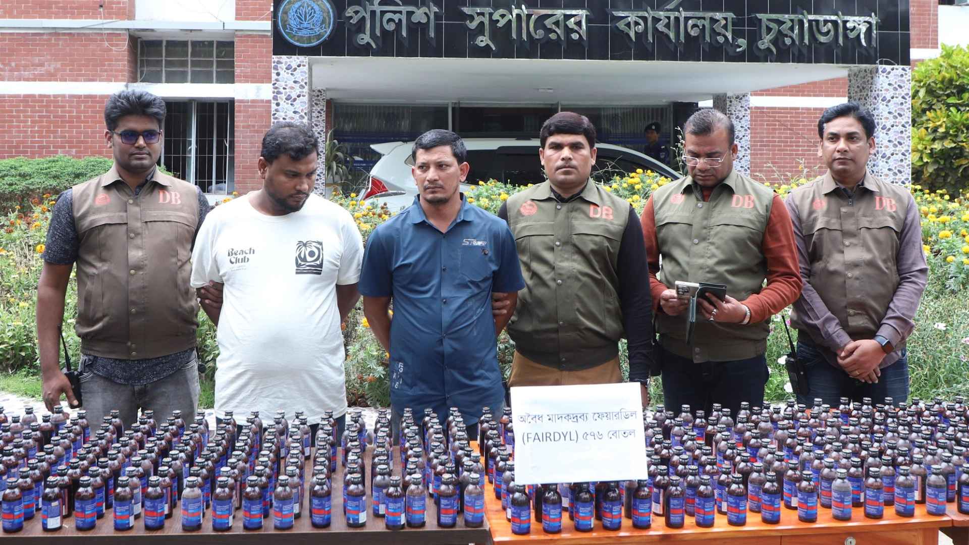 চুয়াডাঙ্গায় ৫৭৬ বোতল ফেয়ারডিলসহ আটক ২, প্রাইভেট কার জব্দ