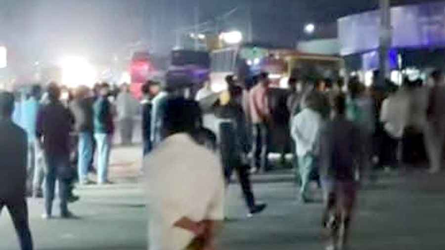 দিনাজপুরে বরযাত্রীর মাইক্রোবাস‌কে সাইড দেওয়া নিয়ে সংঘর্ষ, নিহত ১