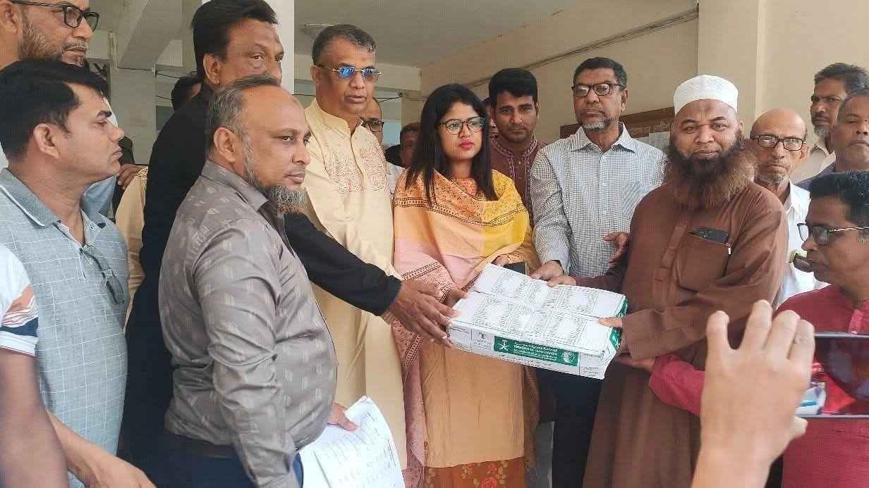 মিরসরাইয়ে এতিমখানায় গেল ৪৬ কার্টন খেজুর