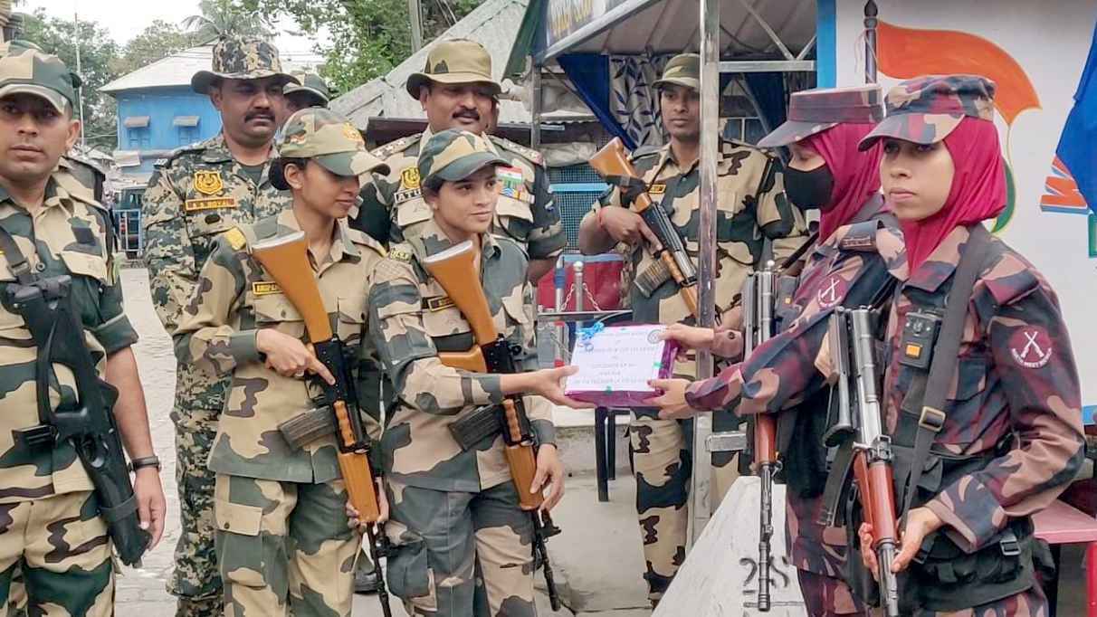 ঈদ উপলক্ষে হিলি সীমান্তে বিজিবি-বিএসএফের মিষ্টি বিনিময়