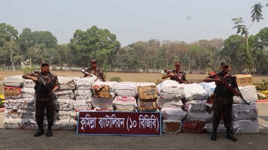কুমিল্লায় বিপুল পরিমাণ ভারতীয় মালামাল জব্দ
