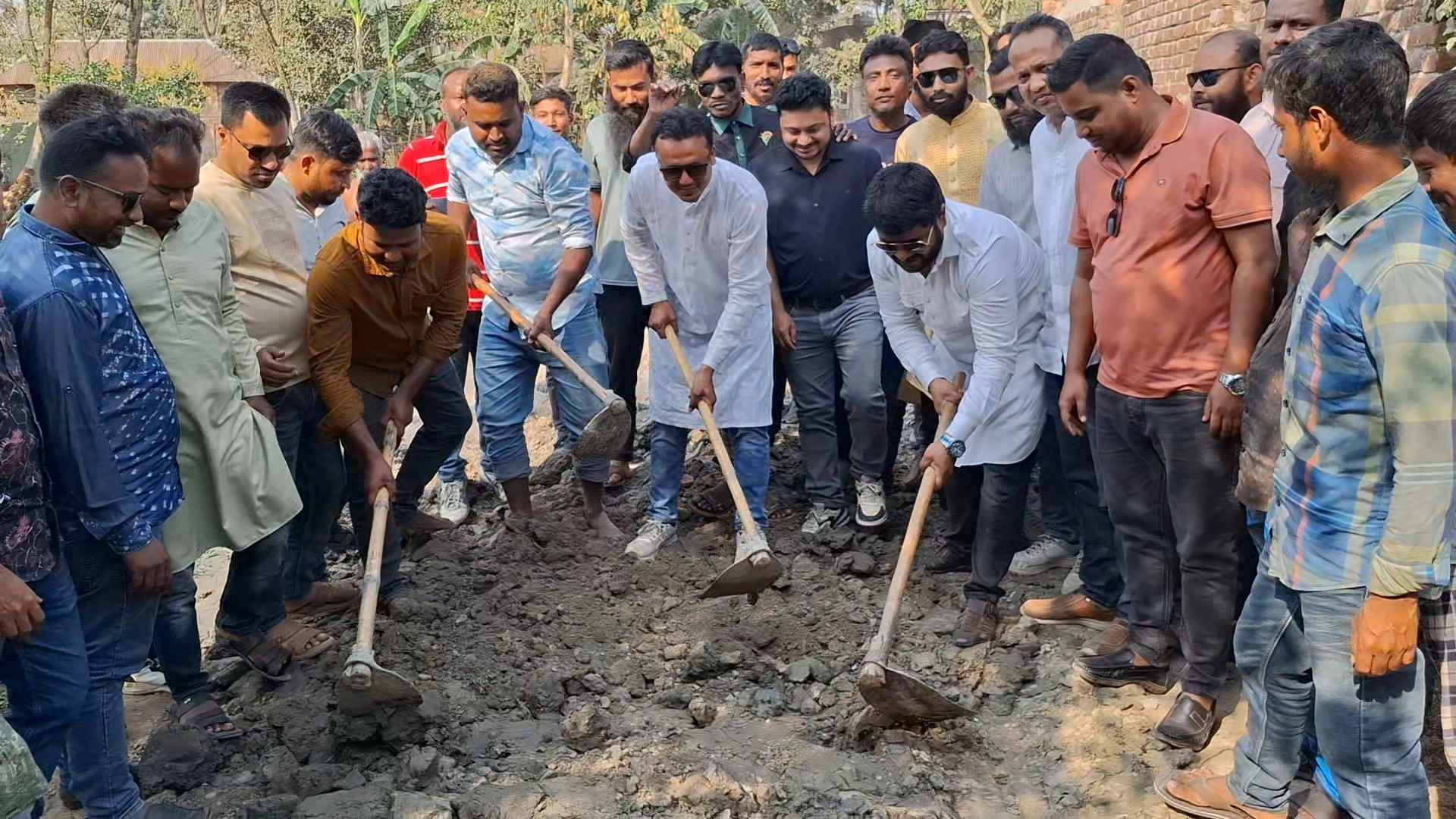 জয়পুরহাটে রাস্তা সংস্কার করল যুবদলের নেতাকর্মীরা
