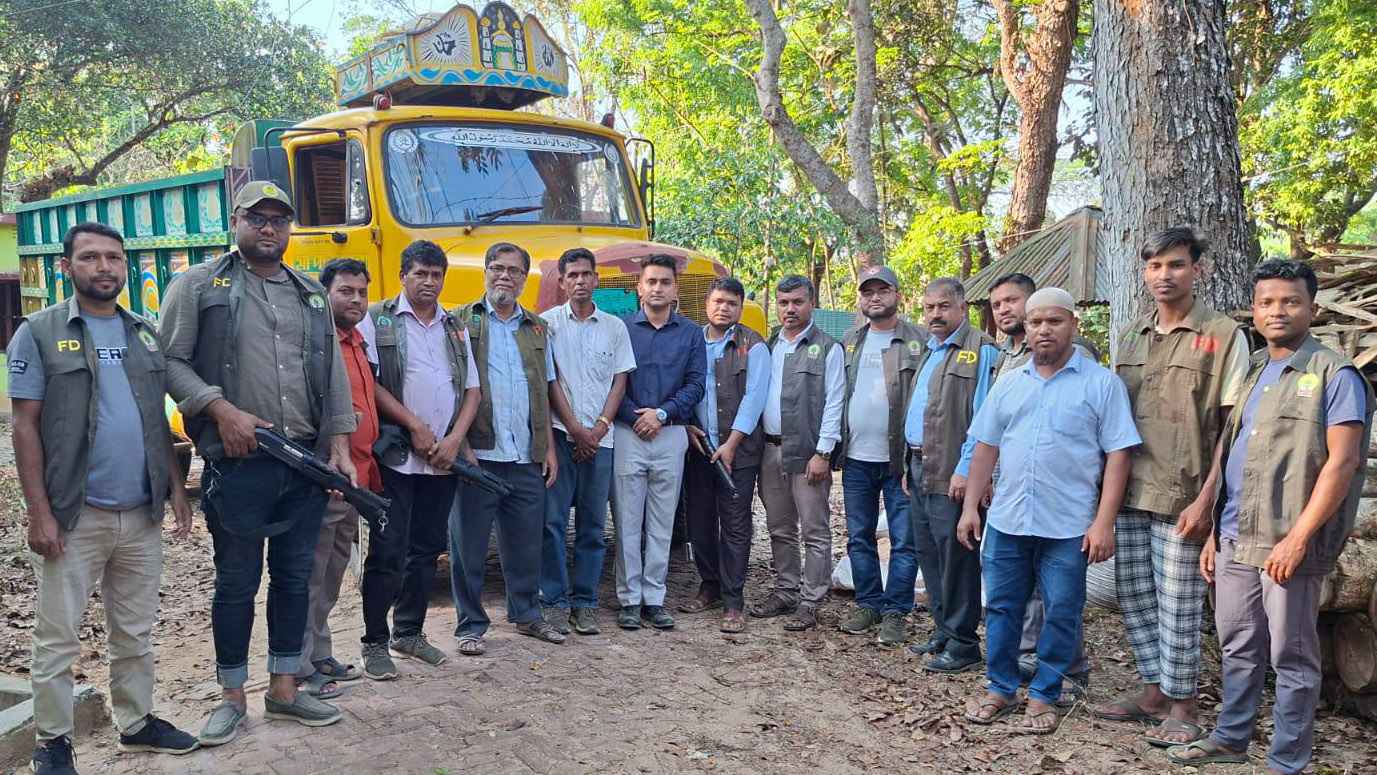 মিরসরাইয়ে অবৈধভাবে উত্তোলন করা দুই বালু বোঝাই ট্রাক জব্দ
