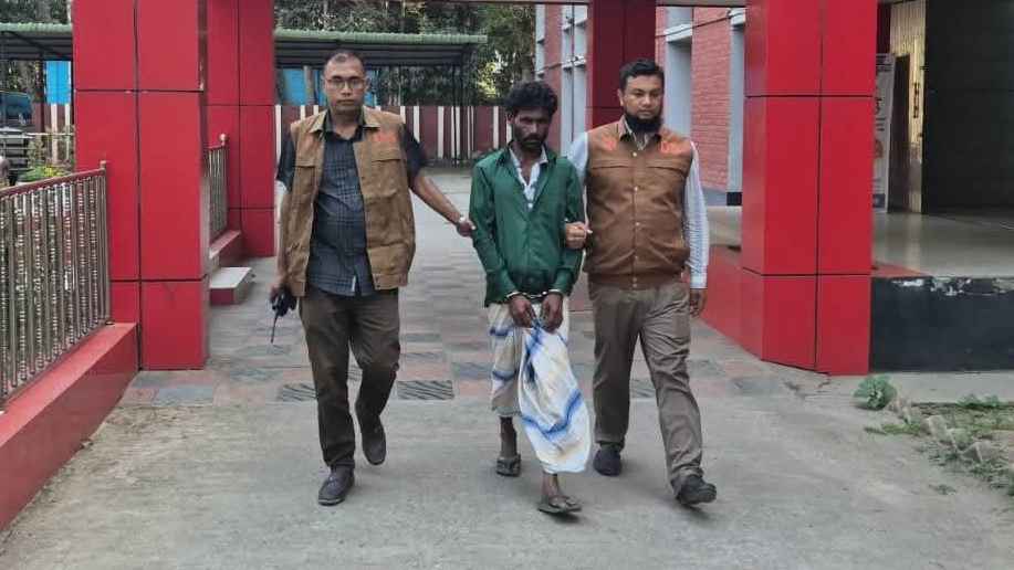 রাজবাড়ীতে বাস যাত্রীর ব্যাগে মিলল পিস্তল-গুলি