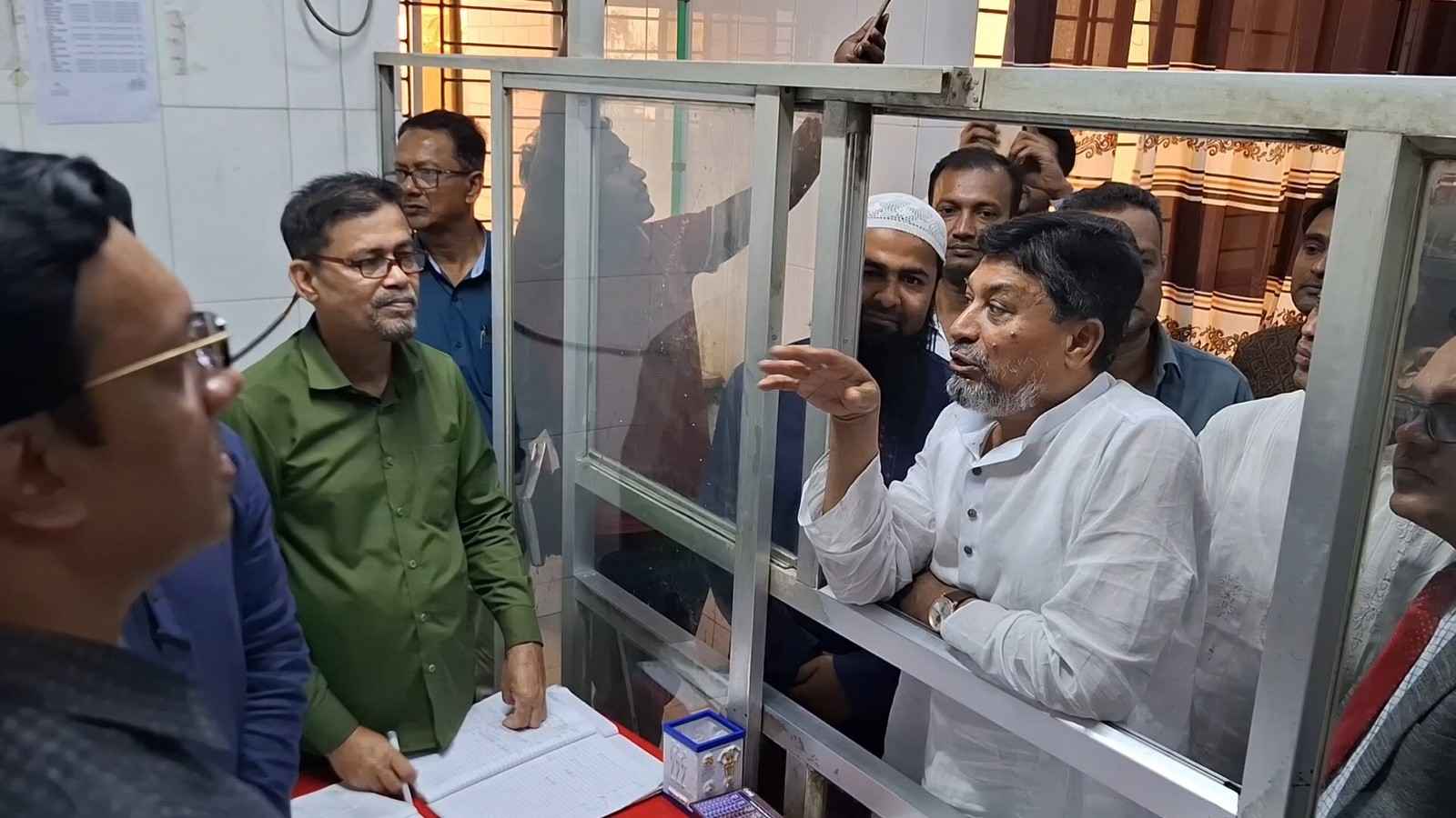 হঠাৎ মাদারীপুর সদর হাসপাতাল পরিদর্শনে সংসদ সদস্য, দিলেন কড়া হুঁশিয়ারি