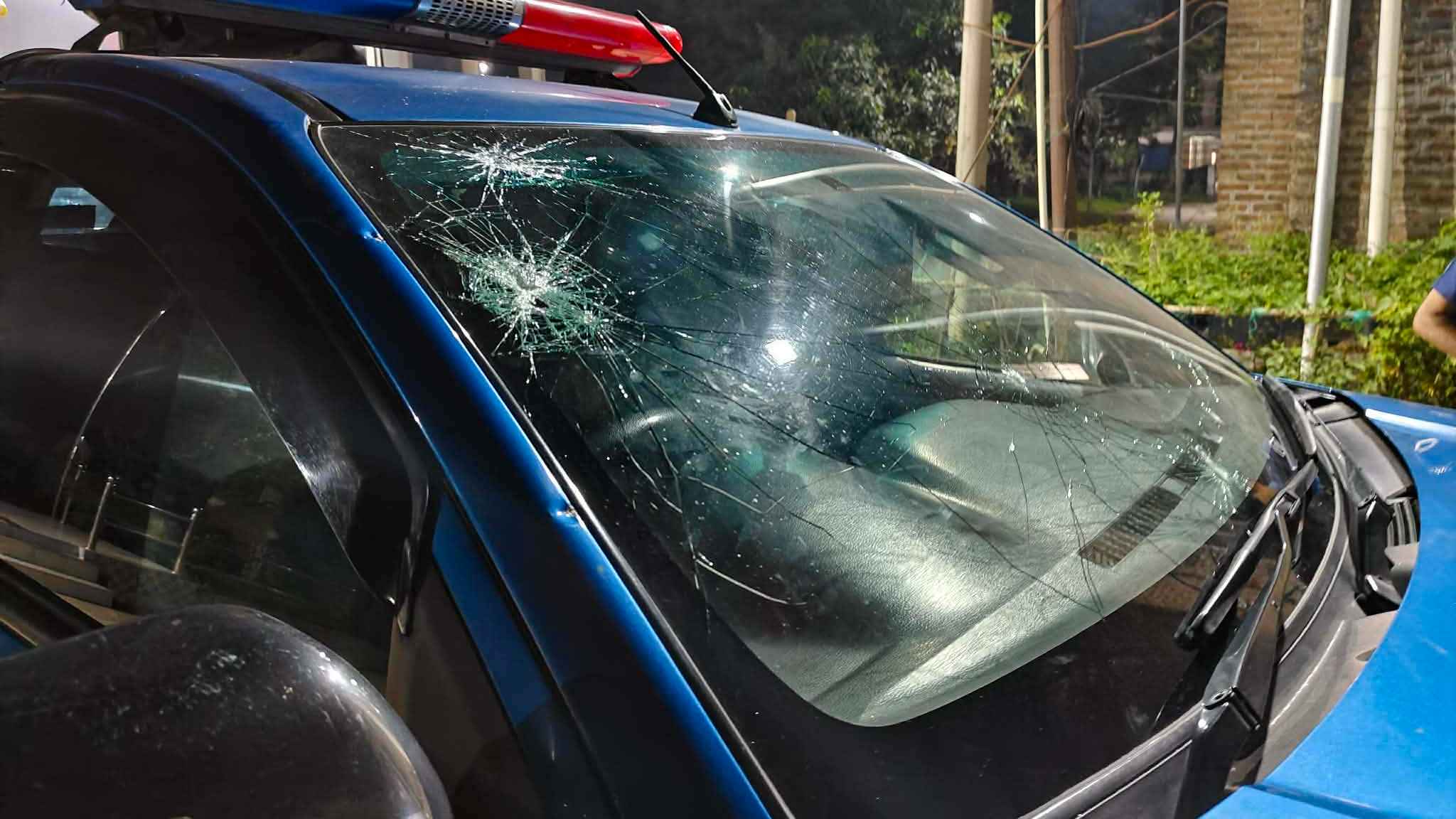 কুমারখালীতে পুলিশের গাড়িতে এমপির স্বজনদের হামলার অভিযোগ