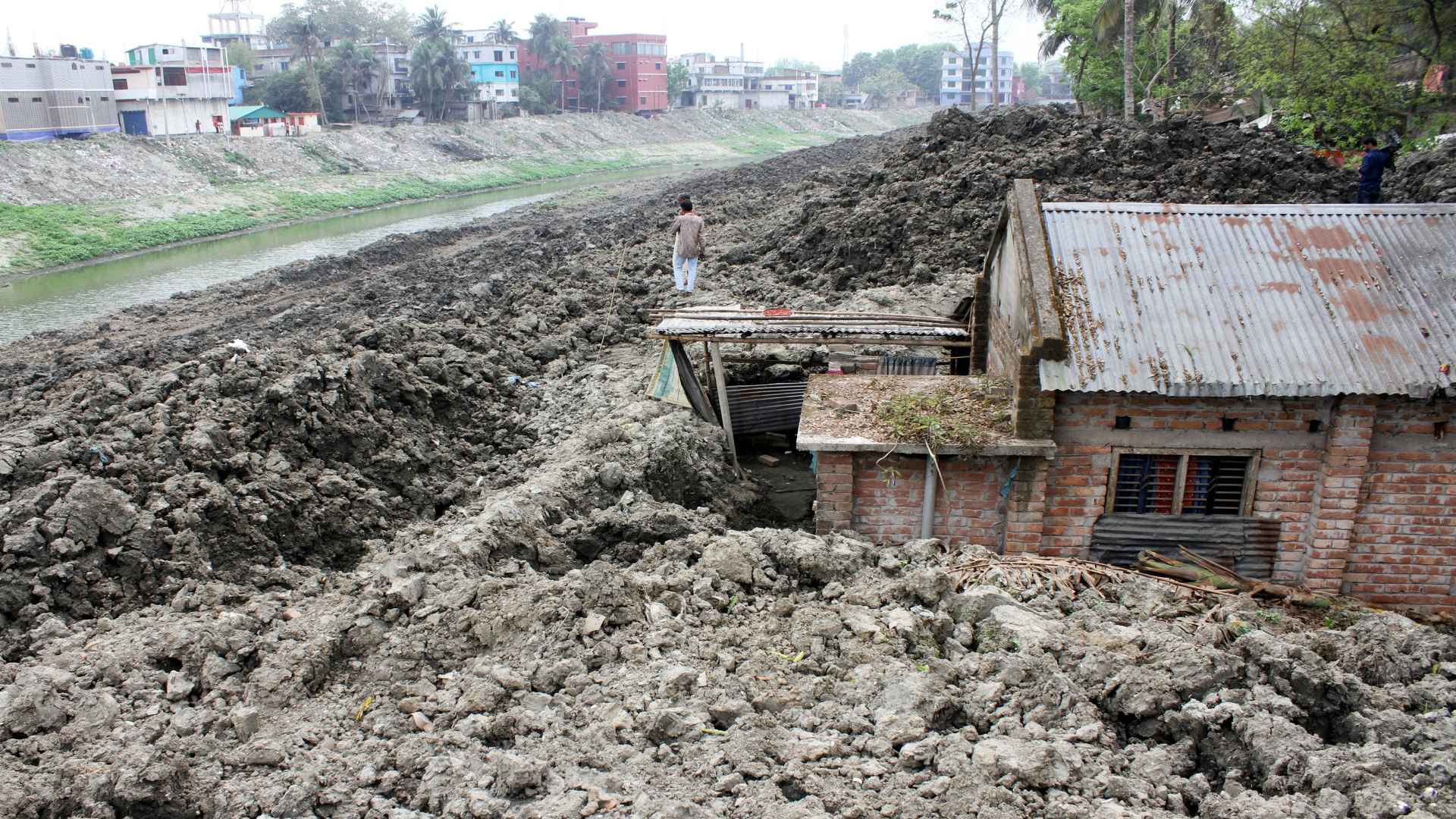 চিত্রা খননের মাটি সরেনি, দুর্ভোগে নদীপাড়ের মানুষ