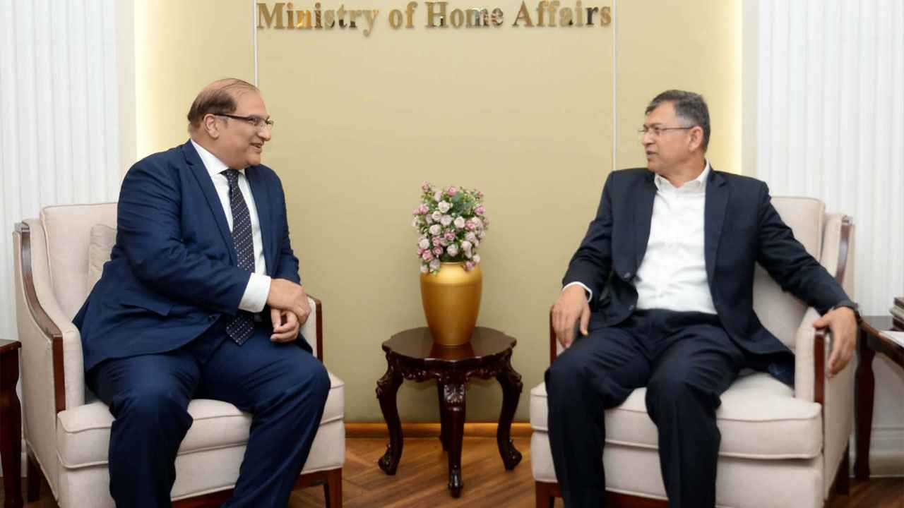 স্বরাষ্ট্রমন্ত্রীর সঙ্গে পাকিস্তানের হাইকমিশনারের সাক্ষাৎ