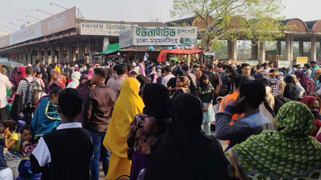 বাস সংকটে টার্মিনালে যাত্রীর দীর্ঘ লাইন