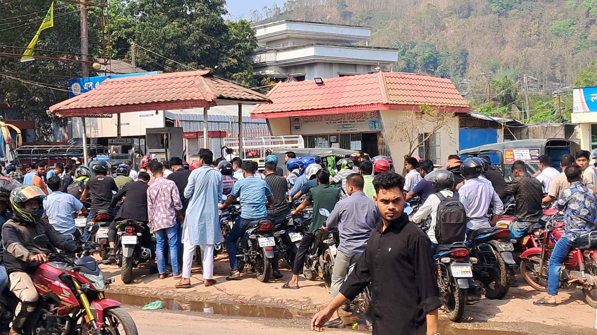 বান্দরবানে অকটেন সংকট: বাইকার-পর্যটকদের ওপর স্থানীয়দের অসন্তোষ