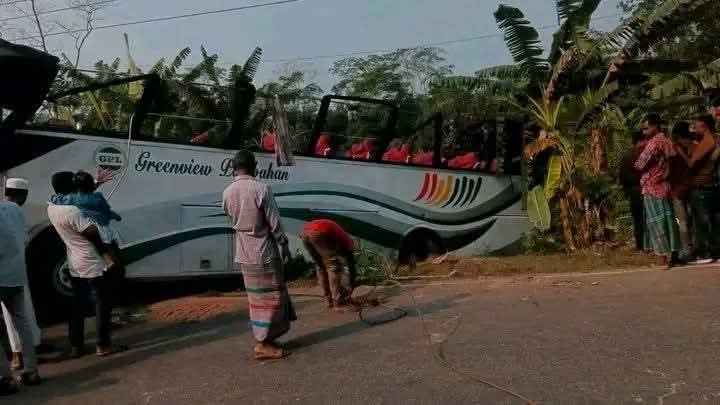 বরগুনাগামী গ্রিনভিউ পরিবহন খাদে পড়ে নিহত ১, আহত ৩