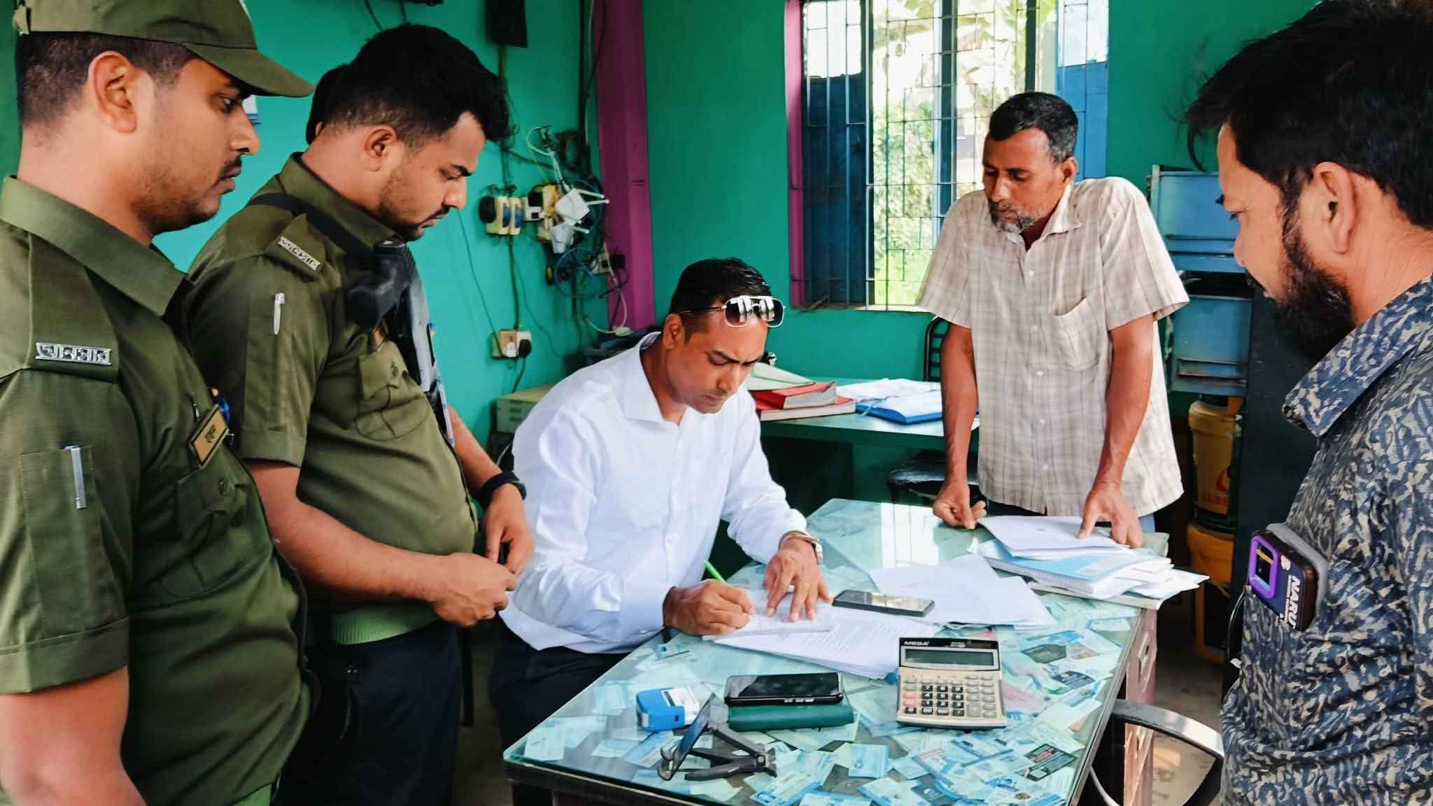 নোয়াখালীতে হাসপাতাল, ইটভাটা ও রেস্তোরাঁসহ ৭ প্রতিষ্ঠানকে জরিমানা