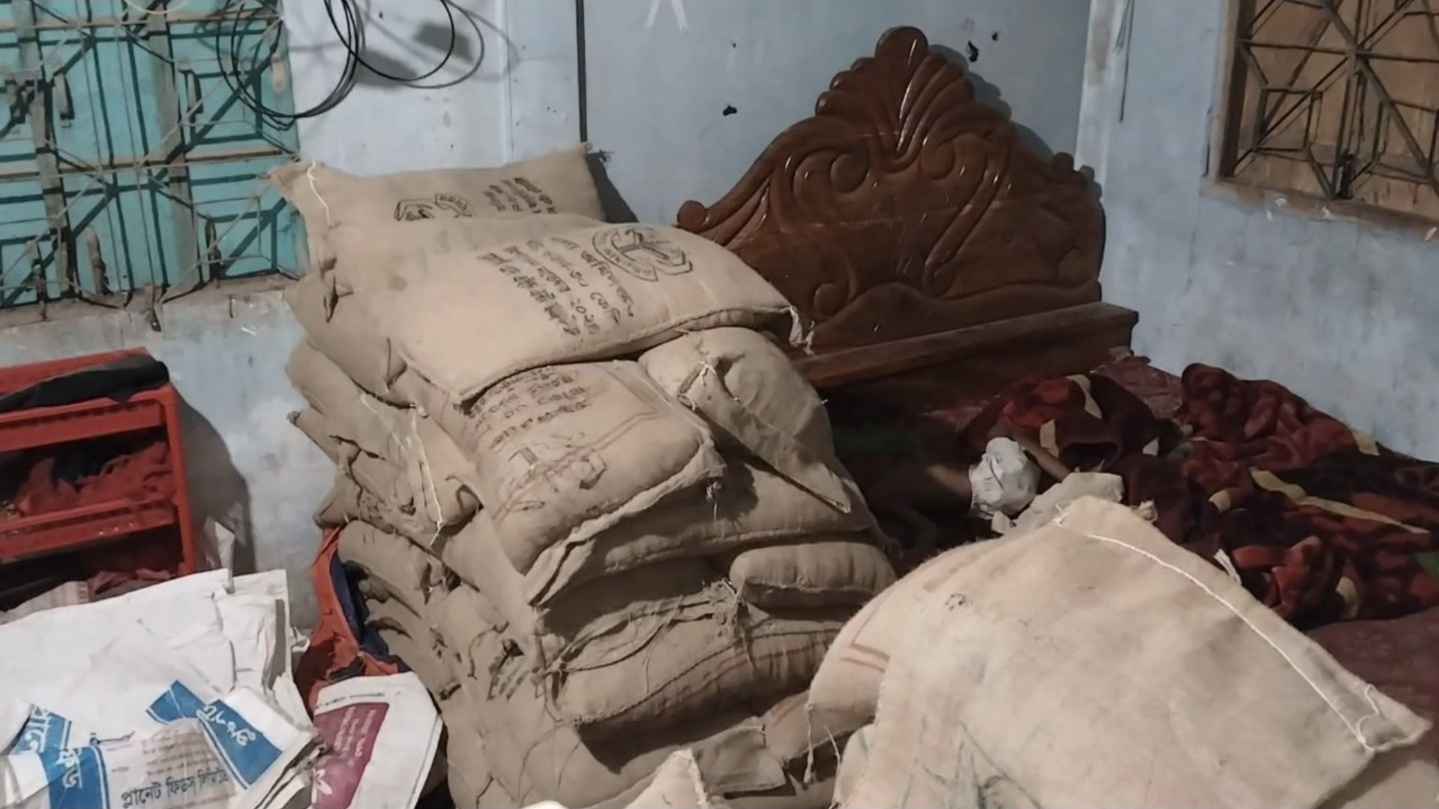বসতঘরে সরকারি চাল মজুত রাখায় ডিলারকে দেড় লাখ টাকা জরিমানা