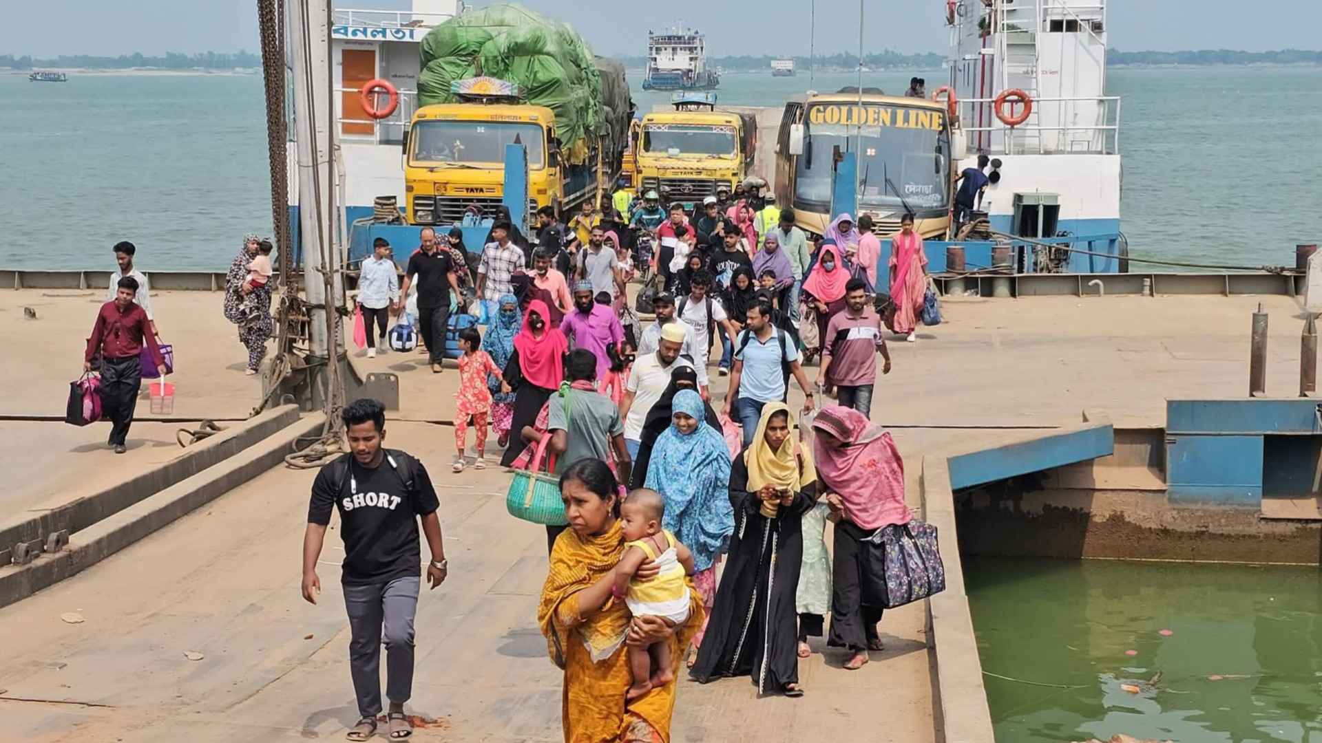 ঈদে বাড়ি ফিরতে দৌলতদিয়া ঘাটে জনস্রোত, নেই চিরচেনা ভোগান্তি