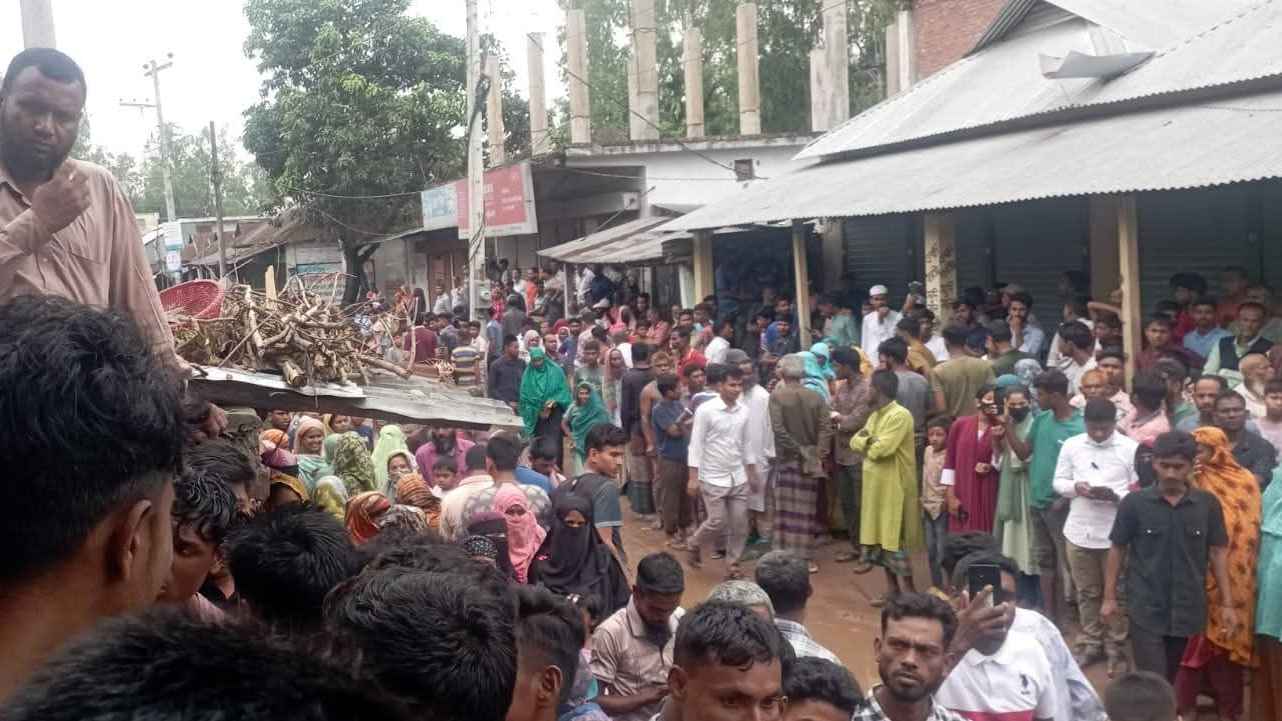 গাইবান্ধায় বিছানায় নারীর গলা কাটা লাশ, উঠানে পড়েছিল কাটা পুরুষাঙ্গ