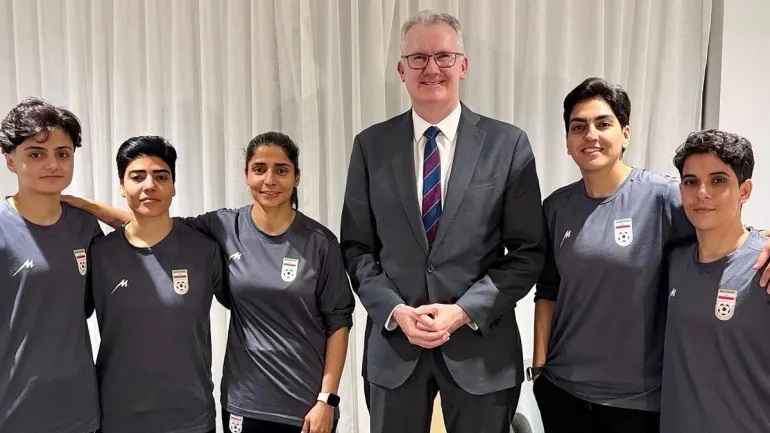 ইরানের নারী ফুটবলারদের কী অস্ট্রেলিয়ায় জিম্মি করে রাখা হয়েছে? 