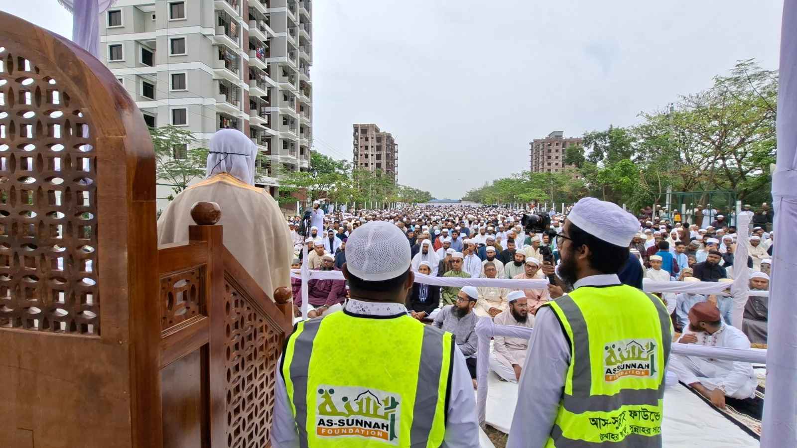 উন্মুক্ত মাঠে আস-সুন্নাহ ফাউন্ডেশনের ঈদ জামাত