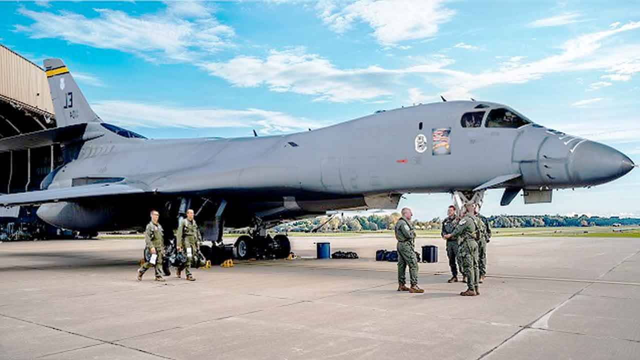 ব্রিটেনের ঘাঁটিতে যুক্তরাষ্ট্রের শক্তিশালী বোমারু বিমান