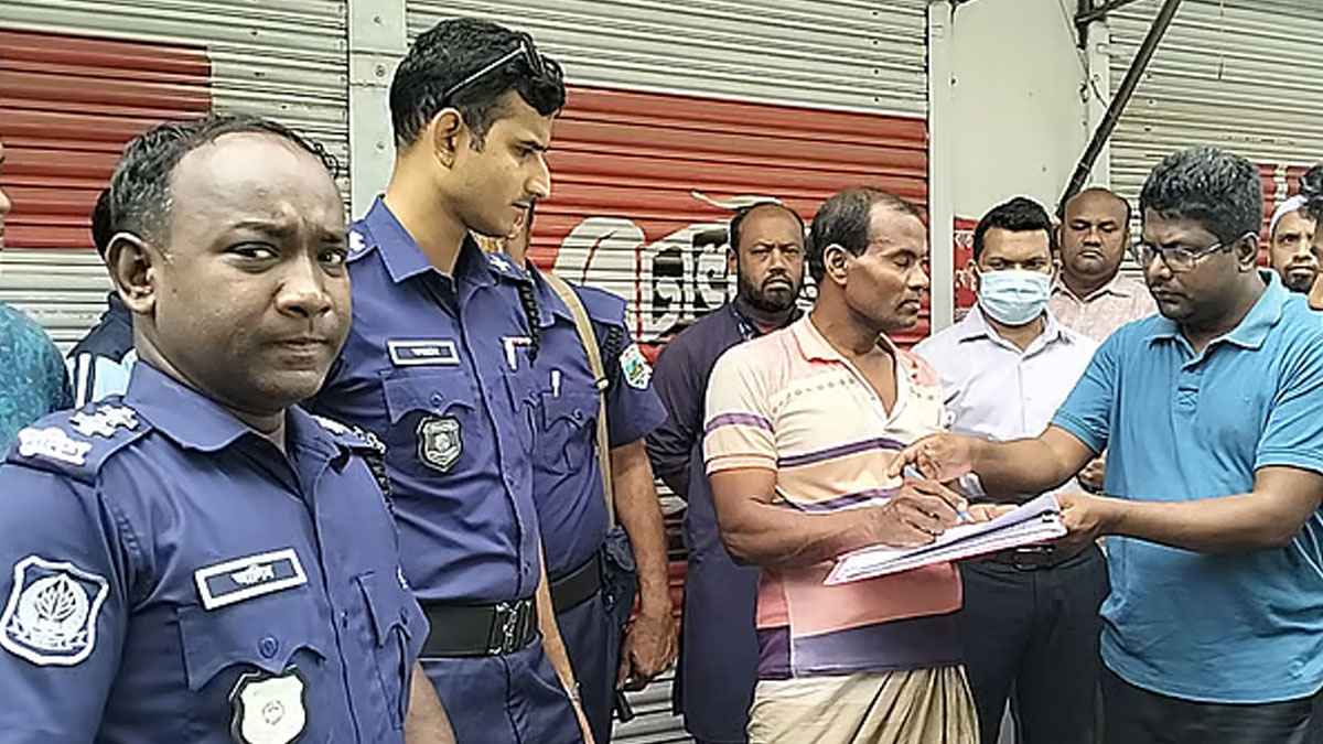 তেল মজুত করে ৩০০ টাকা লিটার দরে বিক্রি, ব্যবসায়ীর জরিমানা