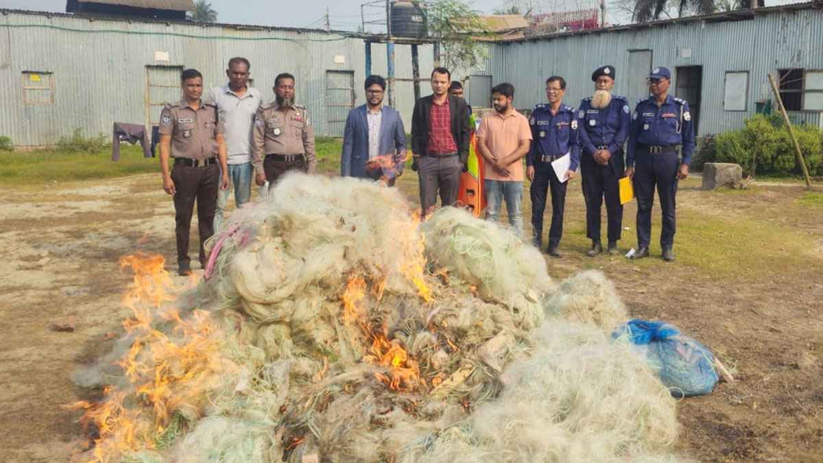 চাঁদপুর নৌ থানায় জব্দকৃত নিষিদ্ধ জাল আগুনে পুড়িয়ে ধ্বংস