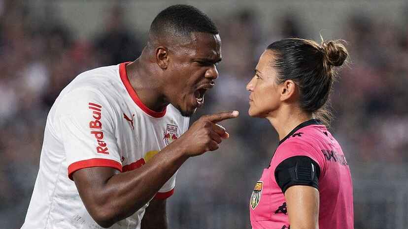 নারী রেফারিকে অশালীন মন্তব্য, ১২ ম্যাচ নিষিদ্ধ ব্রাজিলিয়ান ফুটবলার