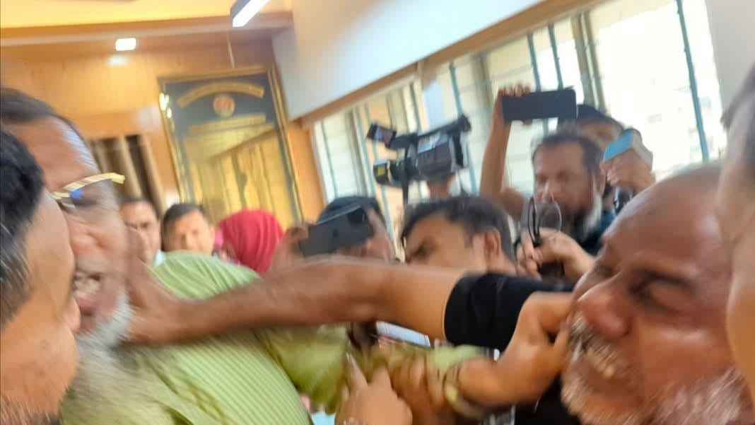 বগুড়া-৬ আসনে মনোনয়ন জমা দিতে গিয়ে বিএনপির দুই নেতার হাতাহাতি