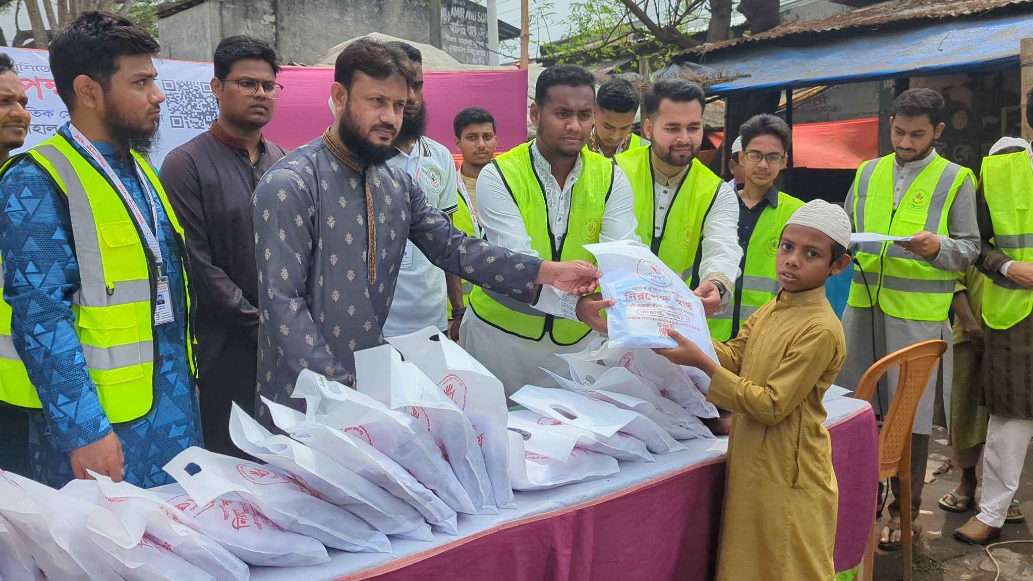 বগুড়ায় শতাধিক এতিম-অসহায়দের মাঝে ঈদ উপহার বিতরণ