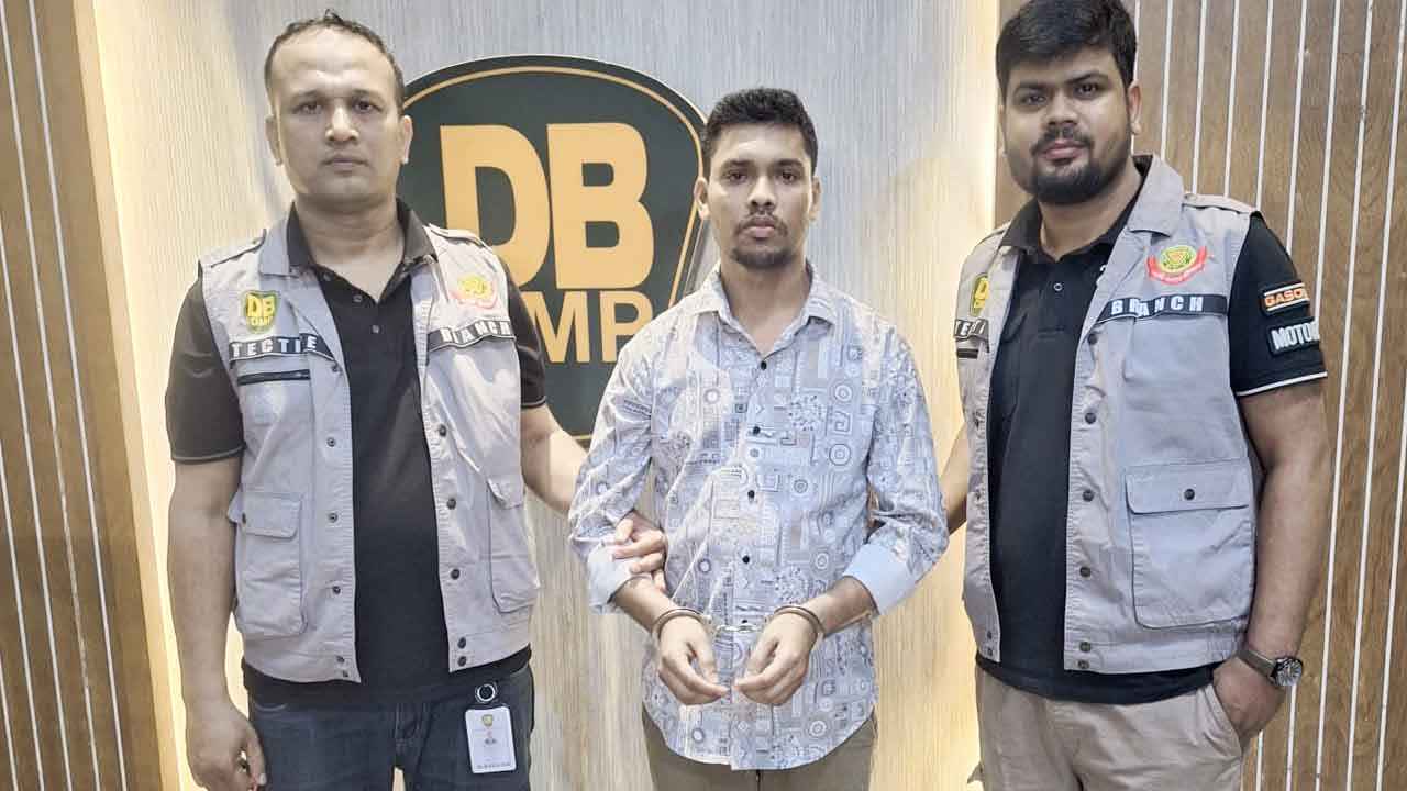 গুরুত্বপূর্ণ ব্যক্তিদের পরিচয় ব্যবহার করে ফেসবুকে প্রতারণা, গ্রেফতার ১