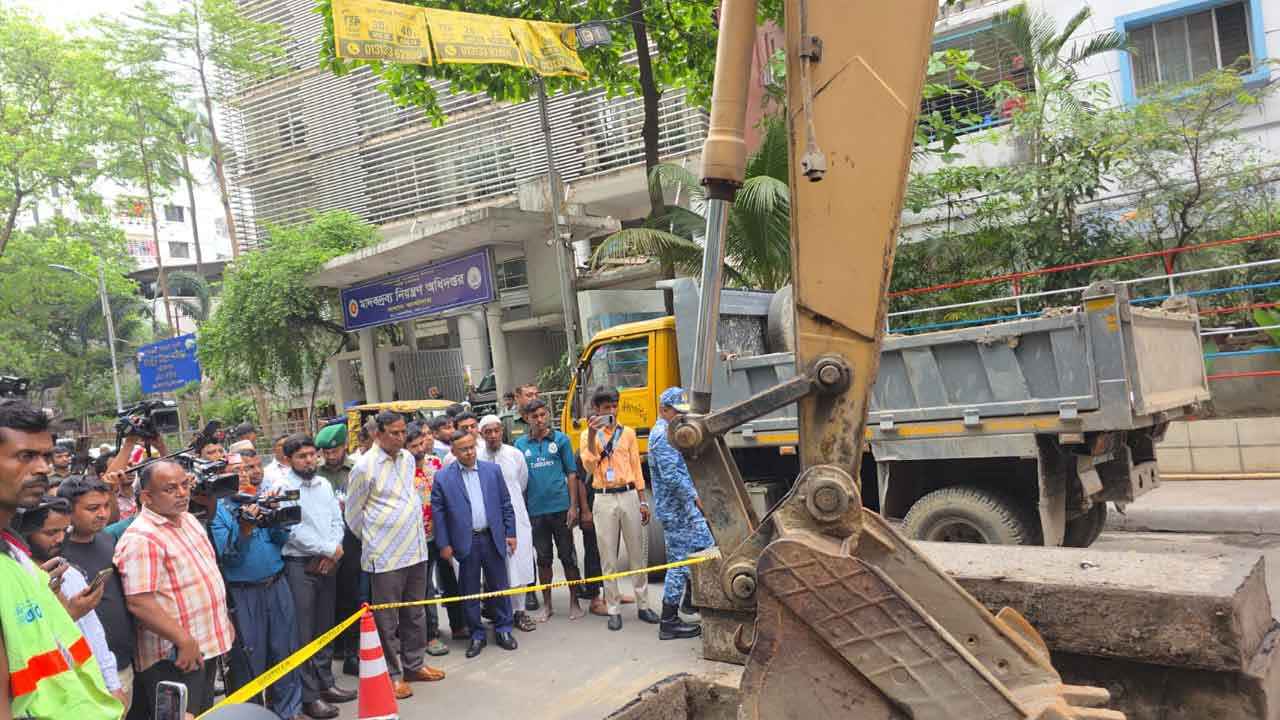 ময়লায় ভরাট সেগুনবাগিচা বক্স কালভার্ট এক মাসে সচল করতে চায় ডিএসসিসি