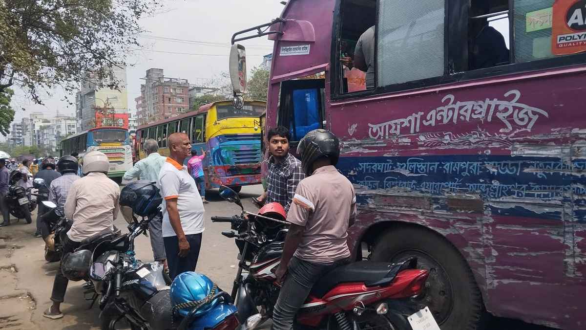 লম্বা ছুটি শেষে যানবাহনের চাপ বেড়েছে ঢাকার সড়কে
