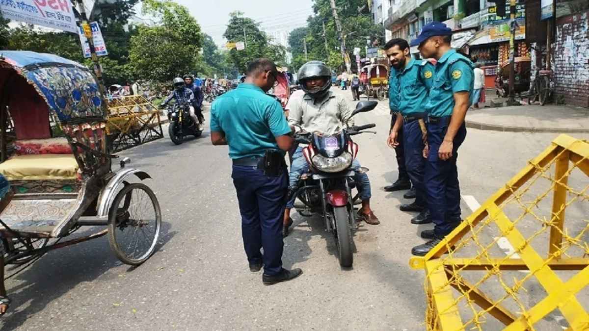 ট্রাফিক আইন লঙ্ঘনে ডিএমপির ১০৬১ মামলা