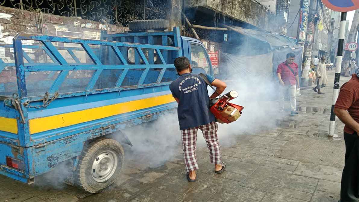দিনে তিন বার মশার ওষুধ ছিটাবে ডিএনসিসি, হটস্পটের জন্য ‘বিশেষ টিম’