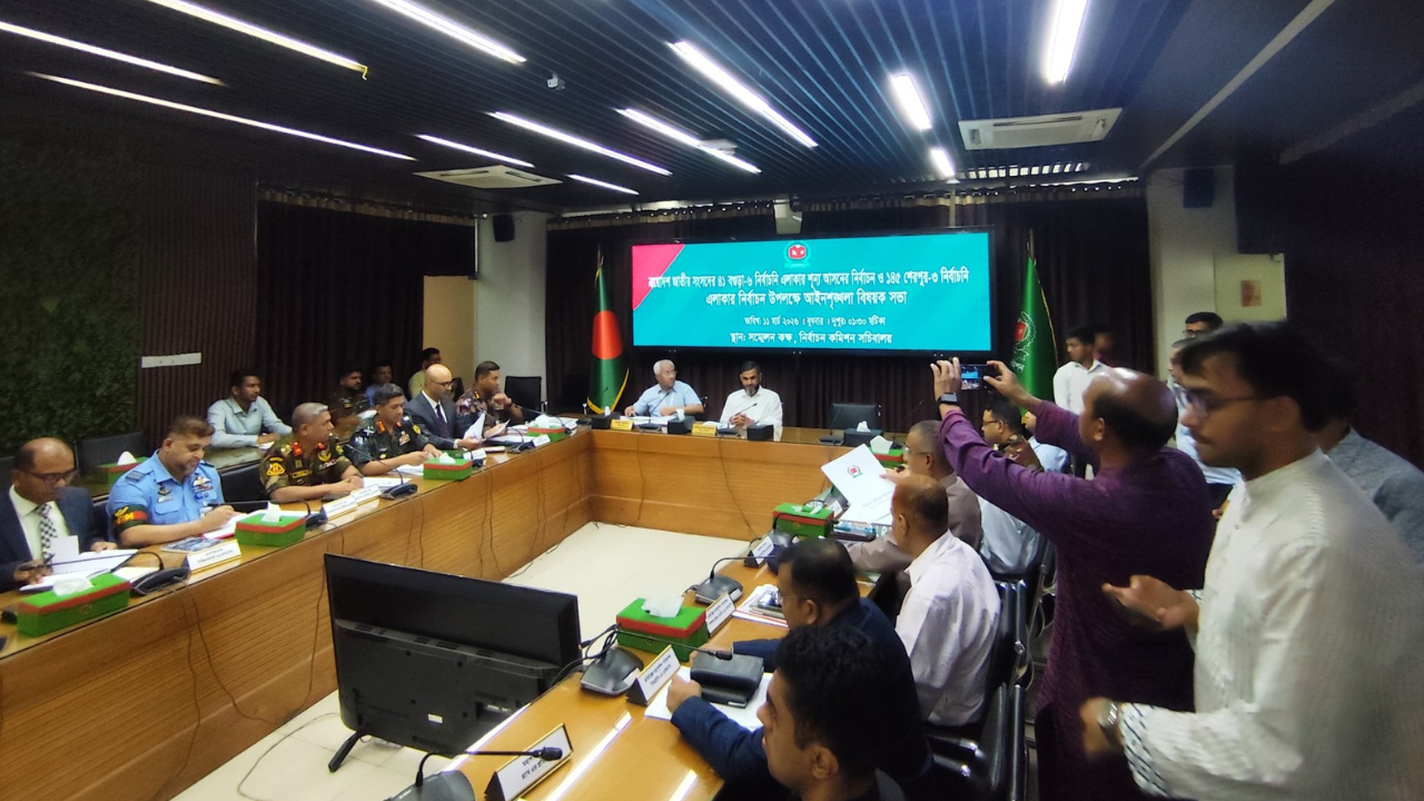 বগুড়া-৬ ও শেরপুর-৩ নির্বাচন ঘিরে সব বাহিনীর সঙ্গে ইসির বৈঠক শুরু