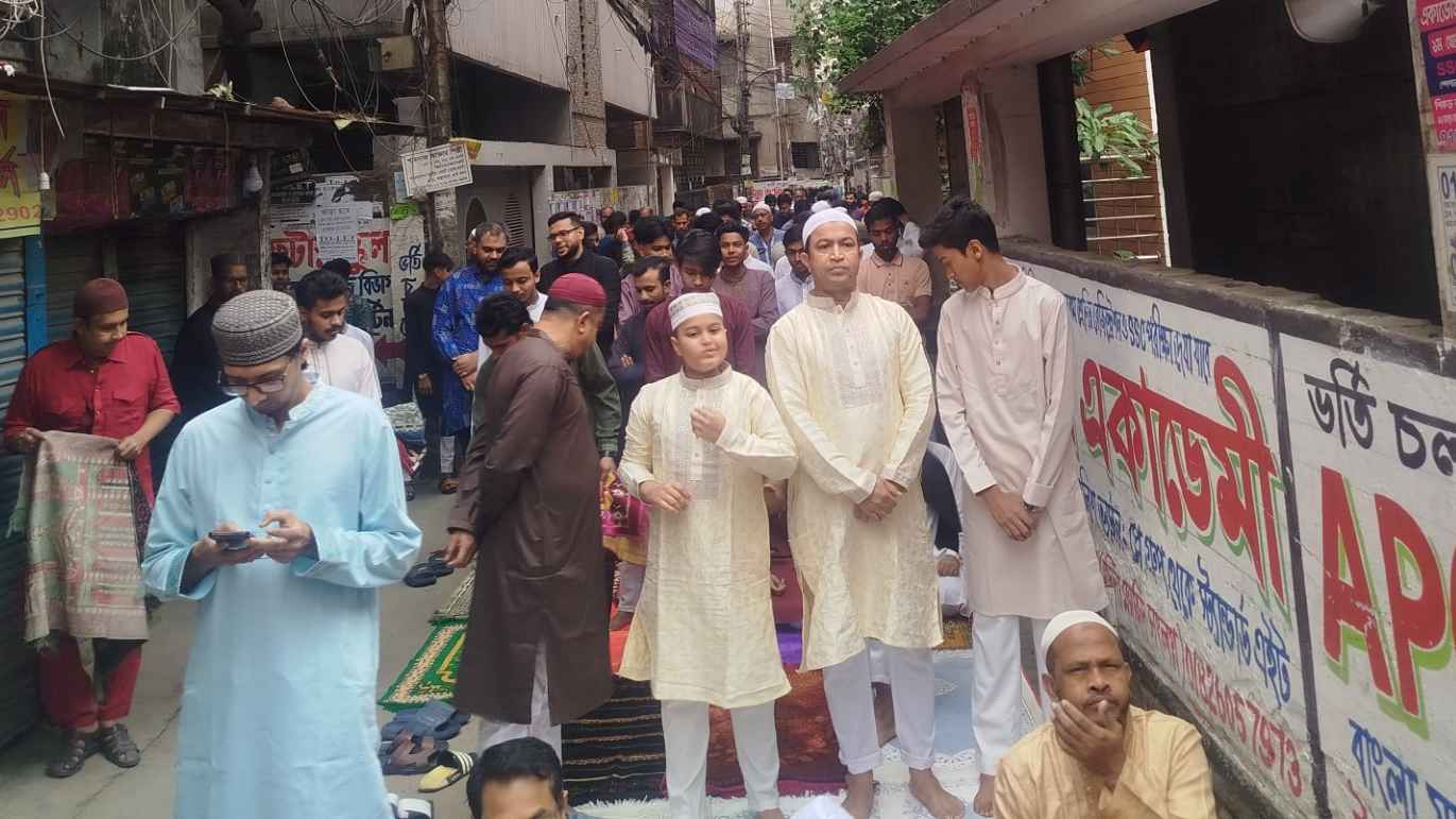 রাজধানীর অলিগলিতেও ঈদের জামাত