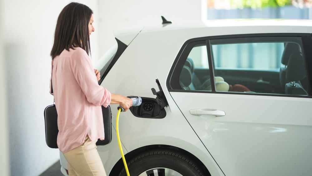 খরচ কমাতে বৈদ্যুতিক গাড়ি বাসা-বাড়িতে চার্জ দেবেন যেভাবে