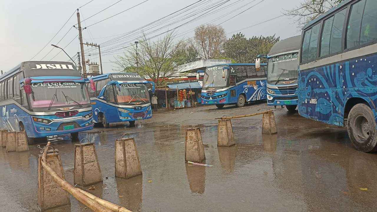 গাবতলীতে হাঁকডাকেও মিলছে না যাত্রী